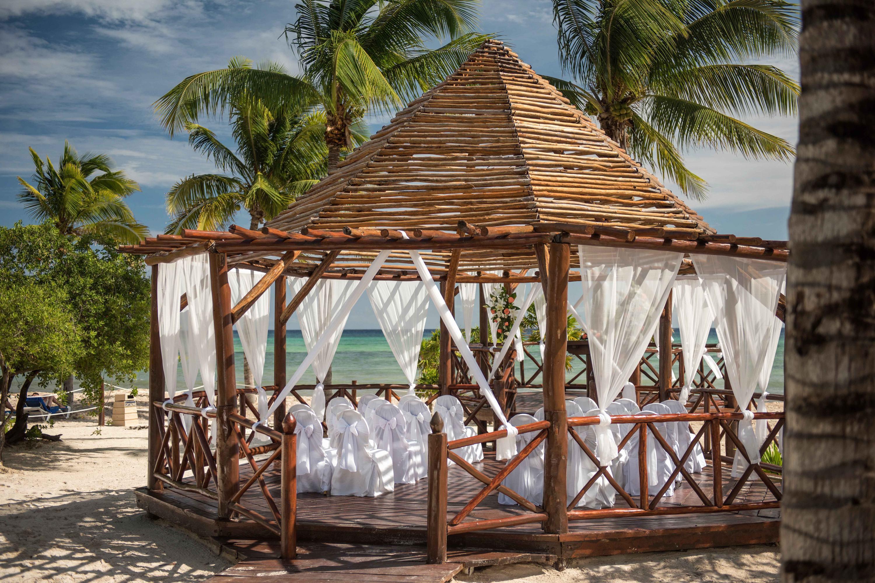 Grand Riviera Princess - Все включено Плая-дель-Кармен Экстерьер фото A gazebo at the beach